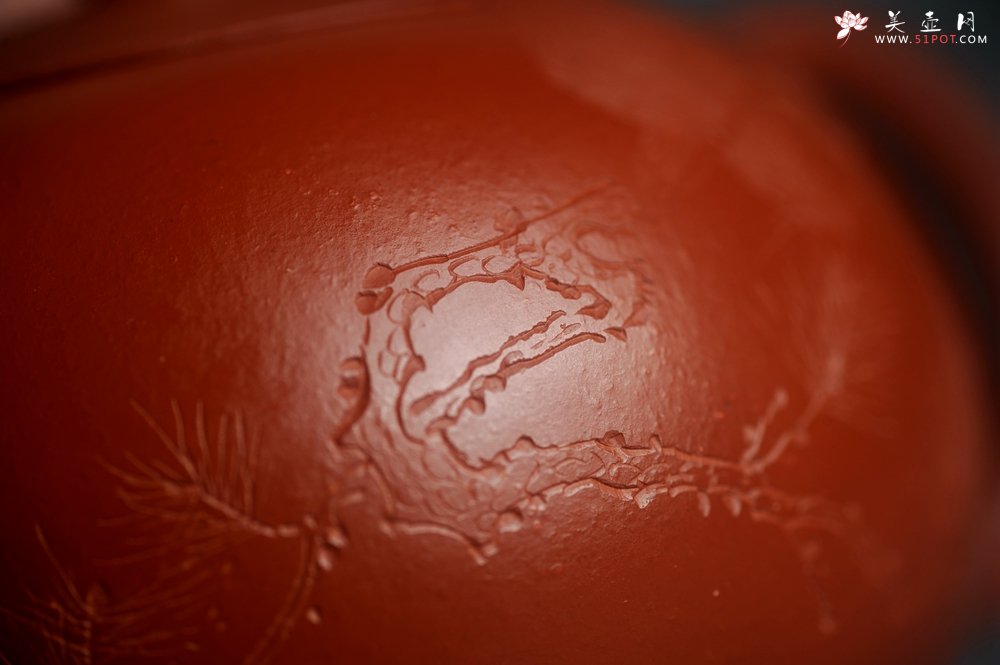 紫砂壶图片：美壶特惠紫砂壶优质朱泥扁西施壶 装饰松针松鼠 秋韵图 - 宜兴紫砂壶网