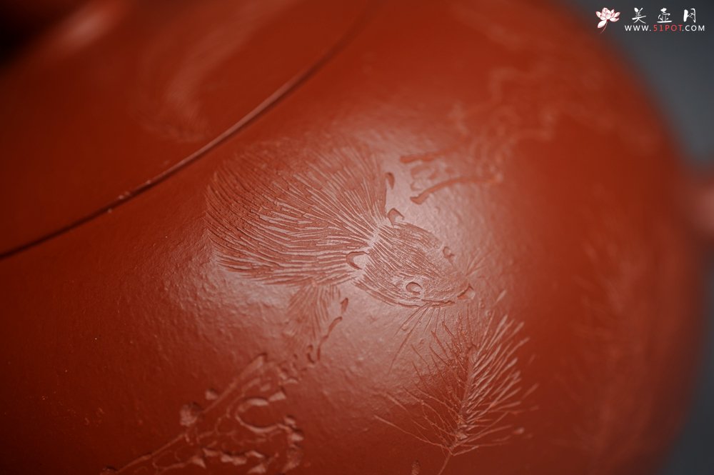 紫砂壶图片：美壶特惠紫砂壶优质朱泥扁西施壶 装饰松针松鼠 秋韵图 - 宜兴紫砂壶网