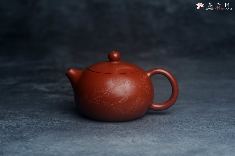 紫砂壶图片：美壶特惠紫砂壶优质朱泥扁西施壶 装饰松针松鼠 秋韵图 - 宜兴紫砂壶网