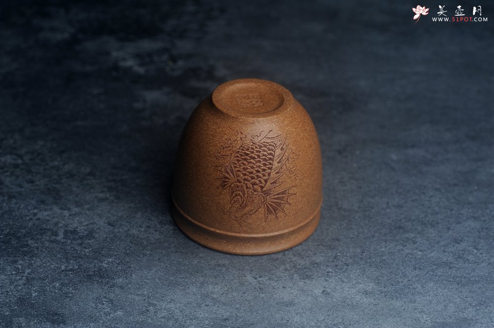 紫砂壶图片：美美杯特惠 精致好段泥主人杯 装饰鱼跃图 特有趣 - 宜兴紫砂壶网