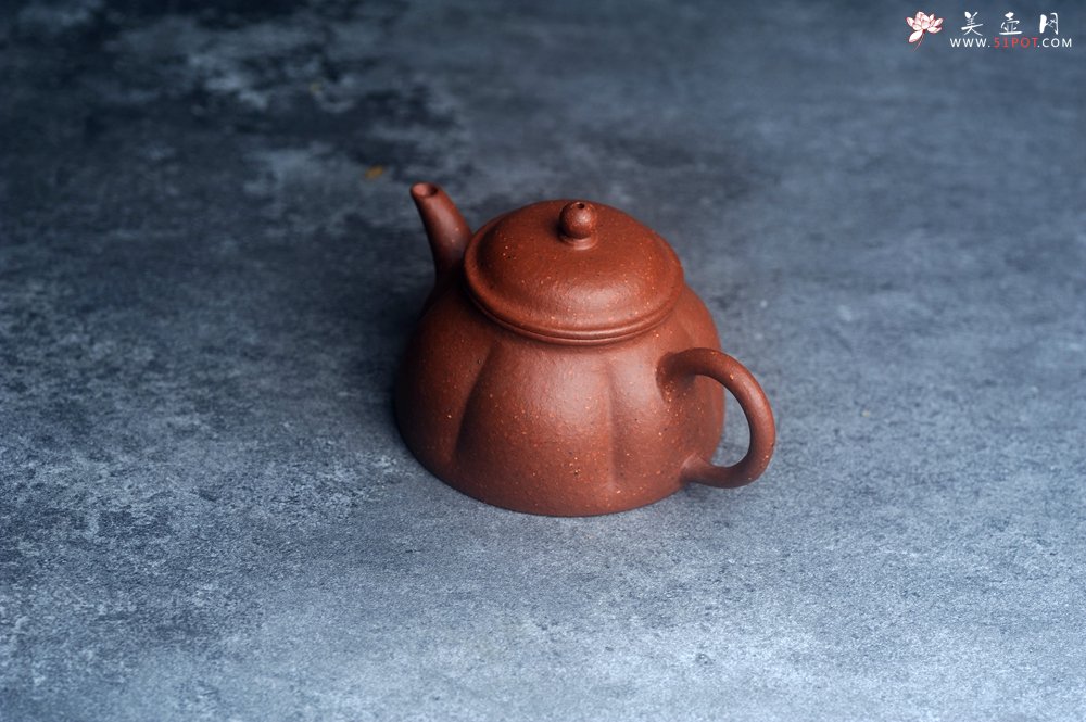 紫砂壶图片：美壶特惠 90年代老料传统老工艺摹古打造 油性十足 铁质丰富 手工摹古菊瓣壶 独孔 已加过滤网 - 宜兴紫砂壶网