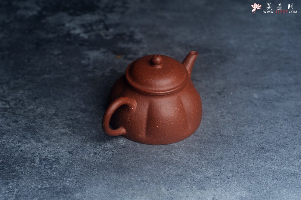 紫砂壶图片：美壶特惠 90年代老料传统老工艺摹古打造 油性十足 铁质丰富 手工摹古菊瓣壶 独孔 已加过滤网 - 宜兴紫砂壶网