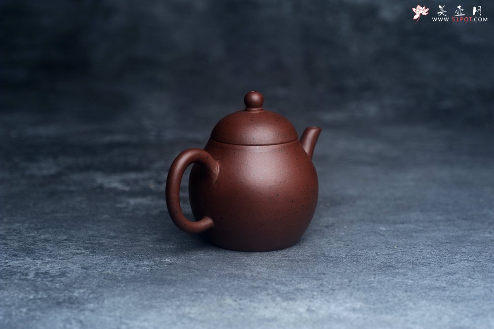 紫砂壶图片：美壶特惠 90年代铁砂老紫泥传统老工艺摹古打造 油性十足 铁质丰富 手工摹古梨形壶 独孔 已加过滤网 - 宜兴紫砂壶网