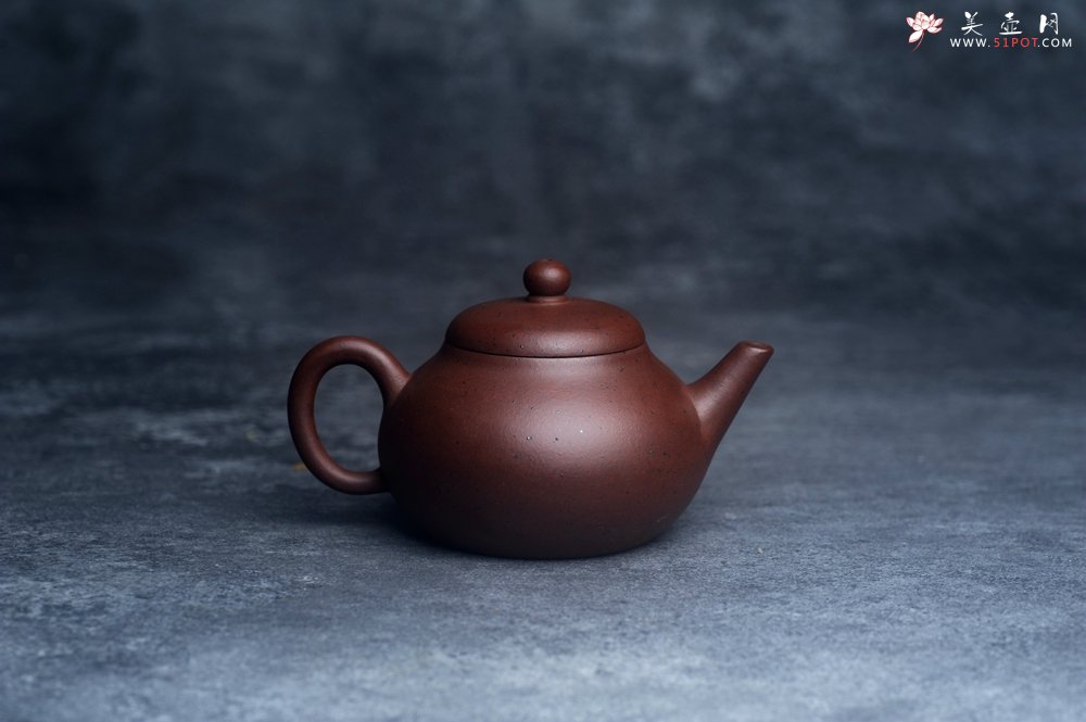 紫砂壶图片：美壶特惠 90年代铁砂老紫泥传统老工艺摹古打造 油性十足 铁质丰富 手工摹古水平壶 独孔 已加过滤网 - 宜兴紫砂壶网