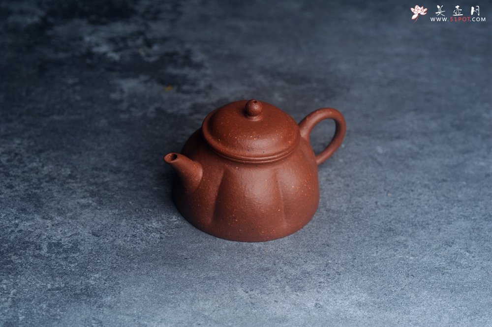 紫砂壶图片：美壶特惠 90年代老料传统老工艺摹古打造 油性十足 铁质丰富 手工摹古菊瓣壶 独孔 已加过滤网 - 宜兴紫砂壶网