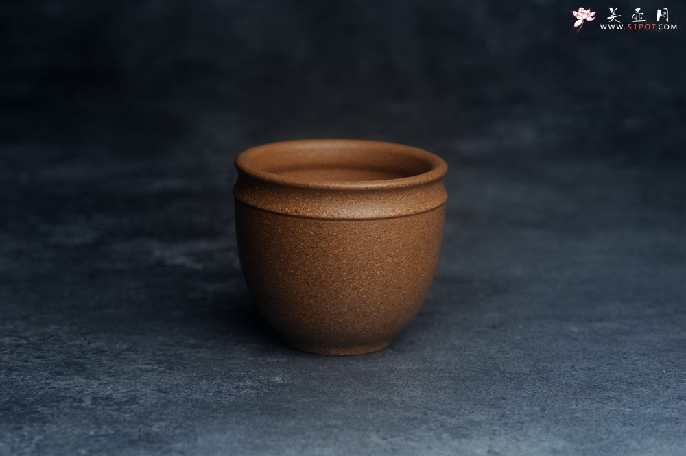 紫砂壶图片：美美杯特惠 精致好段泥主人杯 装饰鱼跃图 特有趣 - 宜兴紫砂壶网