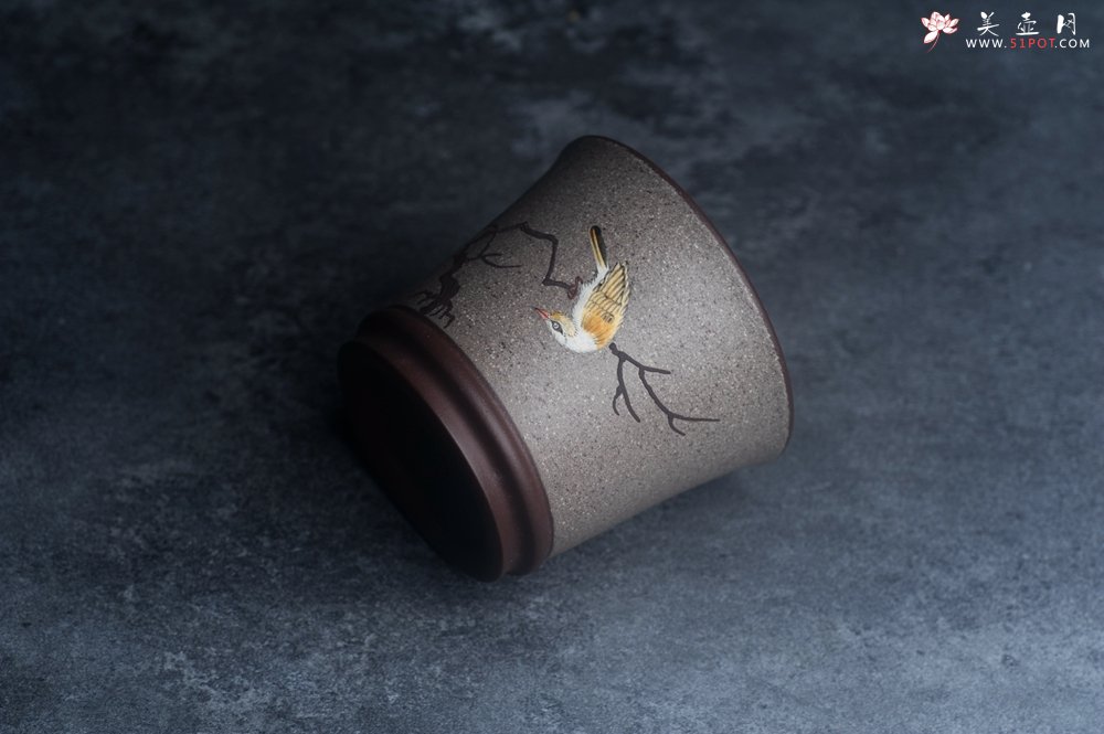 紫砂壶图片：美美杯特惠 精致花鸟紫泥粉青灰段泥主人杯 特文气 - 宜兴紫砂壶网