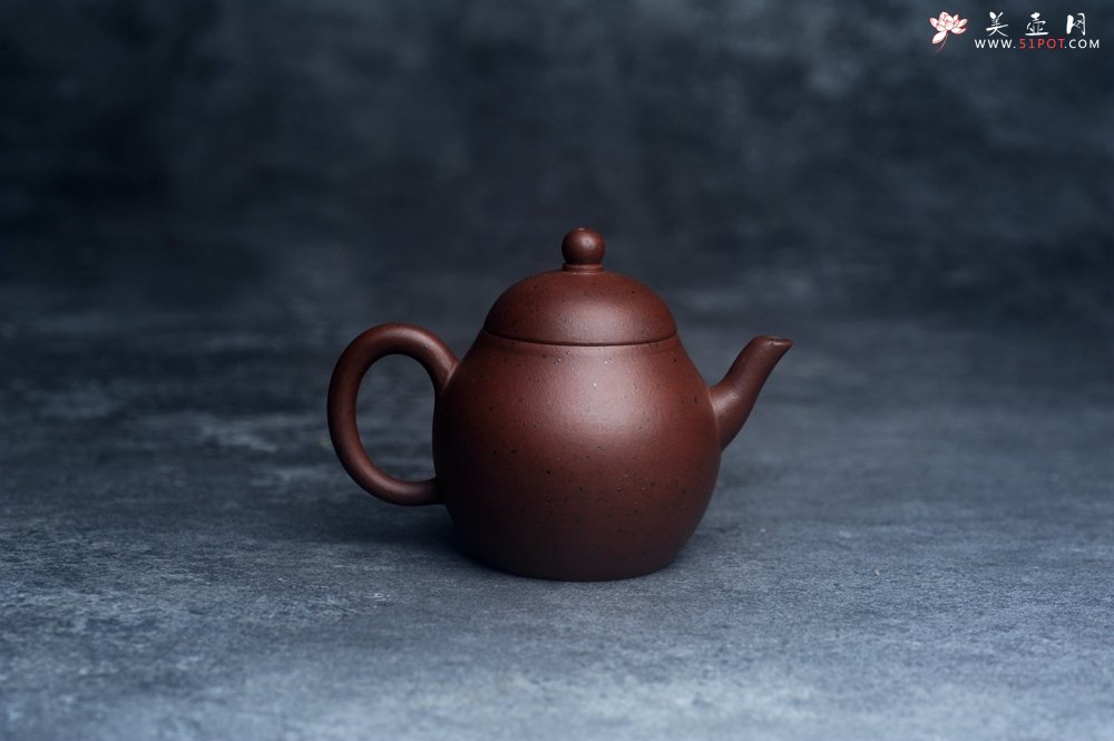 紫砂壶图片：美壶特惠 90年代铁砂老紫泥传统老工艺摹古打造 油性十足 铁质丰富 手工摹古梨形壶 独孔 已加过滤网 - 宜兴紫砂壶网