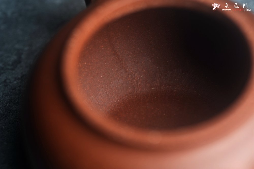 紫砂壶图片：潜力股王老师 美壶特惠 全手工红降坡小品玉帽水平壶 大口实用 特文气 - 宜兴紫砂壶网