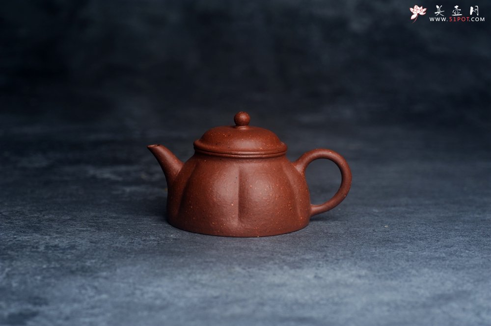 紫砂壶图片：美壶特惠 90年代老料传统老工艺摹古打造 油性十足 铁质丰富 手工摹古菊瓣壶 独孔 已加过滤网 - 宜兴紫砂壶网