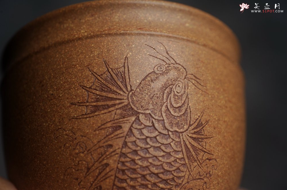 紫砂壶图片：美美杯特惠 精致好段泥主人杯 装饰鱼跃图 特有趣 - 宜兴紫砂壶网