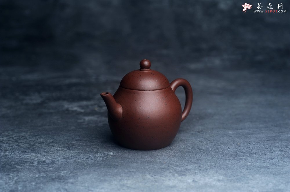 紫砂壶图片：美壶特惠 90年代铁砂老紫泥传统老工艺摹古打造 油性十足 铁质丰富 手工摹古梨形壶 独孔 已加过滤网 - 宜兴紫砂壶网