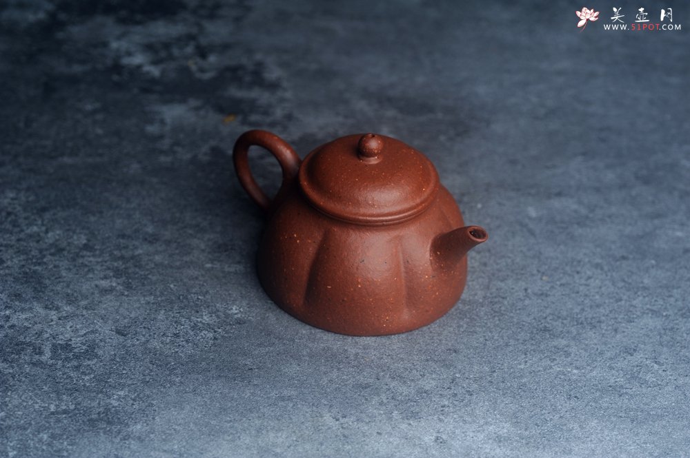紫砂壶图片：美壶特惠 90年代老料传统老工艺摹古打造 油性十足 铁质丰富 手工摹古菊瓣壶 独孔 已加过滤网 - 宜兴紫砂壶网