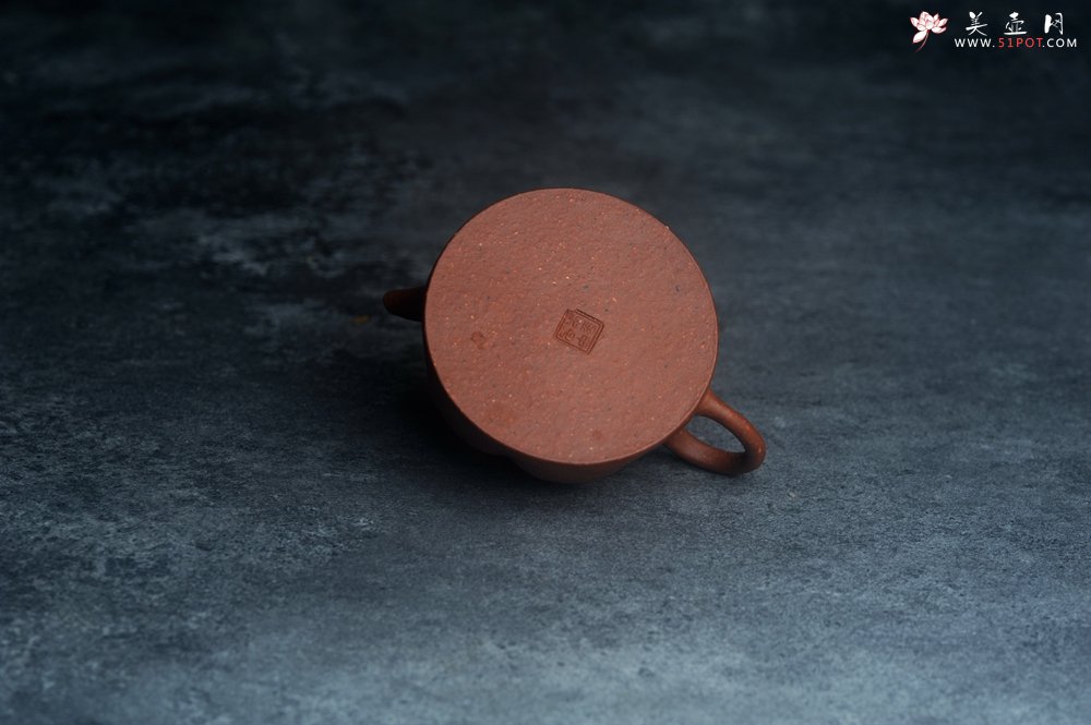 紫砂壶图片：美壶特惠 90年代老料传统老工艺摹古打造 油性十足 铁质丰富 手工摹古菊瓣壶 独孔 已加过滤网 - 宜兴紫砂壶网