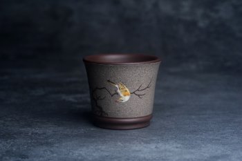 紫砂壶图片：美美杯特惠 精致花鸟紫泥粉青灰段泥主人杯 特文气 - 宜兴紫砂壶网