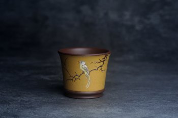 紫砂壶图片：美美杯特惠 精致花鸟紫泥粉黄金段泥主人杯 特文气 - 宜兴紫砂壶网