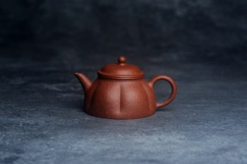 紫砂壶图片：美壶特惠 90年代老料传统老工艺摹古打造 油性十足 铁质丰富 手工摹古菊瓣壶 独孔 已加过滤网 - 宜兴紫砂壶网