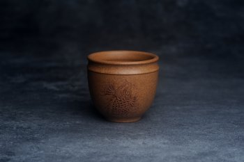 紫砂壶图片：美美杯特惠 精致好段泥主人杯 装饰鱼跃图 特有趣 - 宜兴紫砂壶网