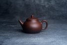 紫砂壶图片：美壶特惠 90年代铁砂老紫泥传统老工艺摹古打造 油性十足 铁质丰富 手工摹古水平壶 独孔 已加过滤网 - 宜兴紫砂壶网