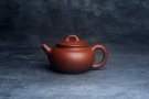 紫砂壶图片：潜力股王老师 美壶特惠 全手工红降坡小品玉帽水平壶 大口实用 特文气 - 宜兴紫砂壶网