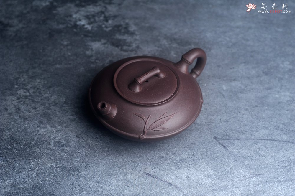 紫砂壶图片：美壶特惠 精致紫泥竹扁壶 茶人醉爱 - 宜兴紫砂壶网