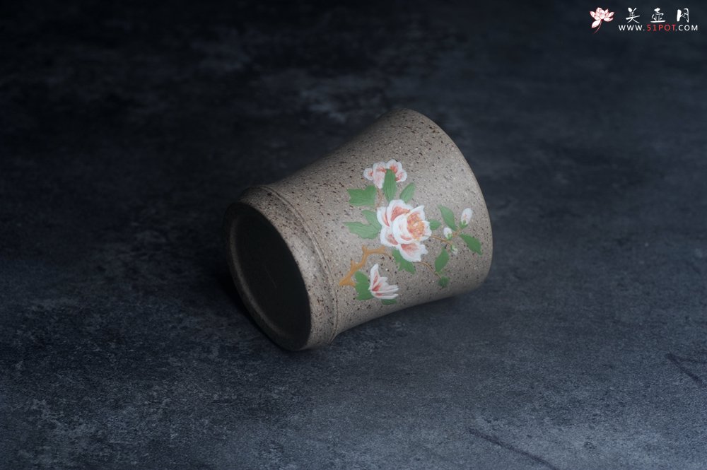 紫砂壶图片：美美杯特惠 精致雪花段泥白玉兰主人杯 - 宜兴紫砂壶网