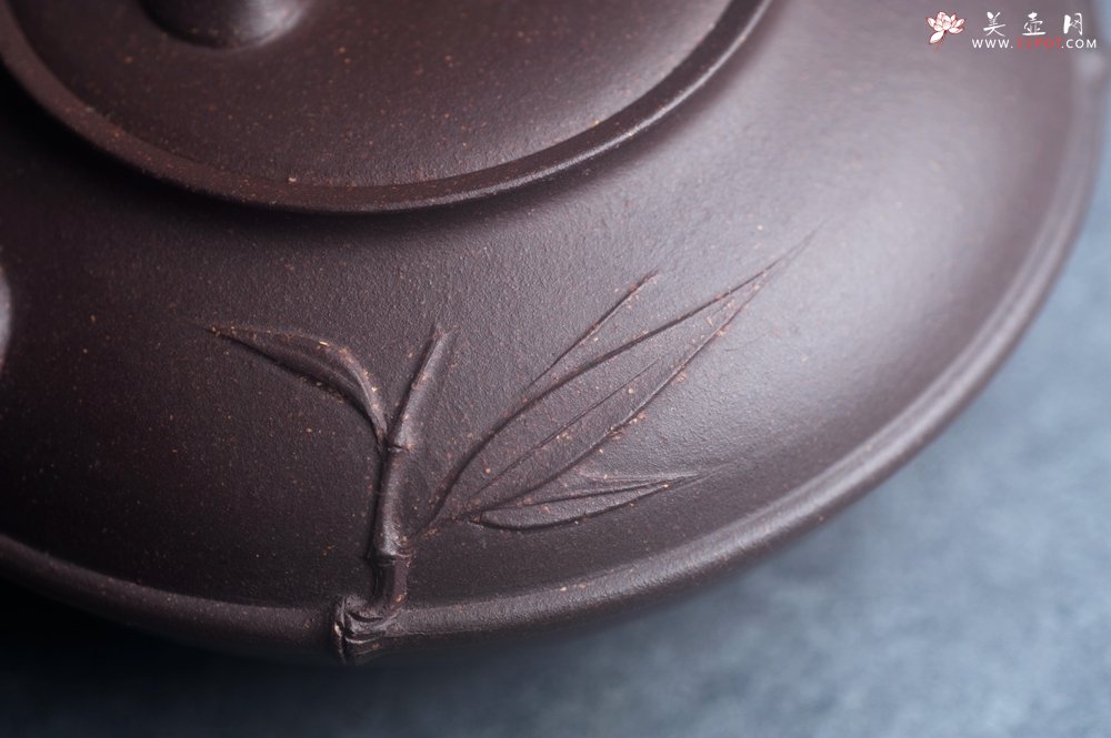 紫砂壶图片：美壶特惠 精致紫泥竹扁壶 茶人醉爱 - 宜兴紫砂壶网