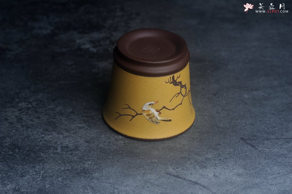 紫砂壶图片：美美杯特惠 精致枯枝鸟紫泥粉黄金段泥主人杯 特文气 - 宜兴紫砂壶网