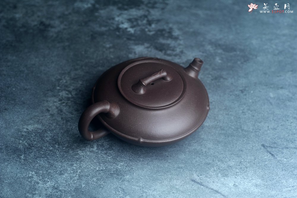 紫砂壶图片：美壶特惠 精致紫泥竹扁壶 茶人醉爱 - 宜兴紫砂壶网