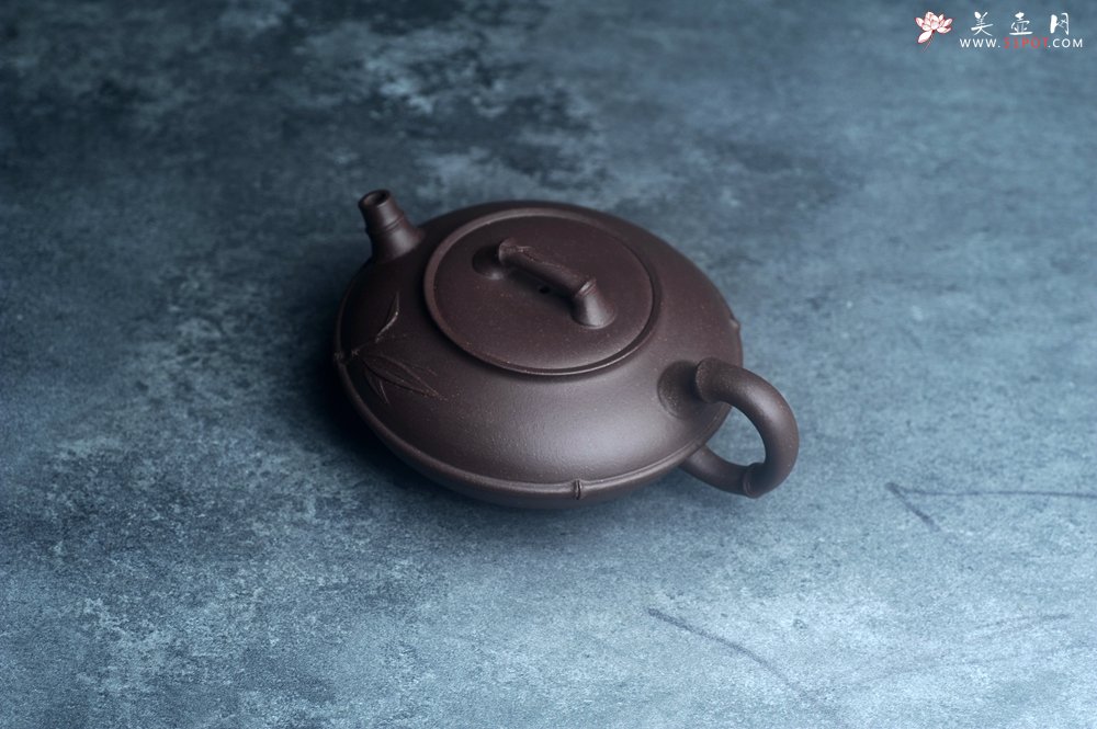紫砂壶图片：美壶特惠 精致紫泥竹扁壶 茶人醉爱 - 宜兴紫砂壶网