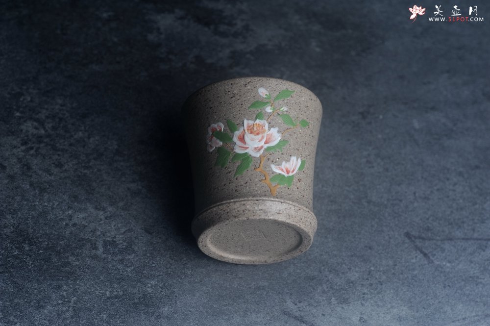 紫砂壶图片：美美杯特惠 精致雪花段泥白玉兰主人杯 - 宜兴紫砂壶网