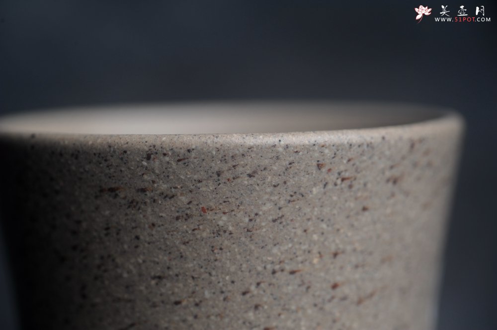 紫砂壶图片：美美杯特惠 精致雪花段泥白玉兰主人杯 - 宜兴紫砂壶网