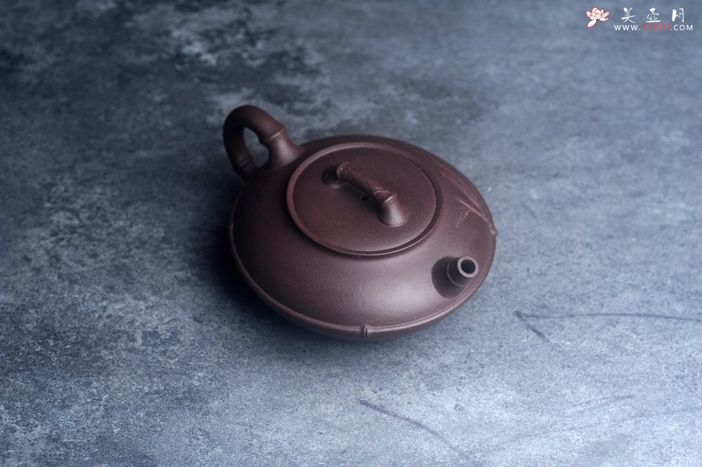 紫砂壶图片：美壶特惠 精致紫泥竹扁壶 茶人醉爱 - 宜兴紫砂壶网