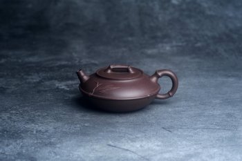 紫砂壶图片：美壶特惠 精致紫泥竹扁壶 茶人醉爱 - 宜兴紫砂壶网