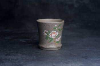 紫砂壶图片：美美杯特惠 精致雪花段泥白玉兰主人杯 - 宜兴紫砂壶网