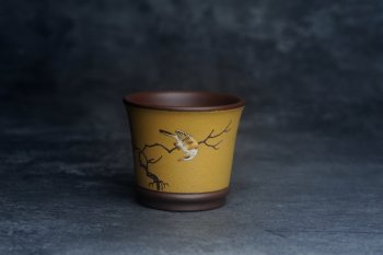 紫砂壶图片：美美杯特惠 精致枯枝鸟紫泥粉黄金段泥主人杯 特文气 - 宜兴紫砂壶网