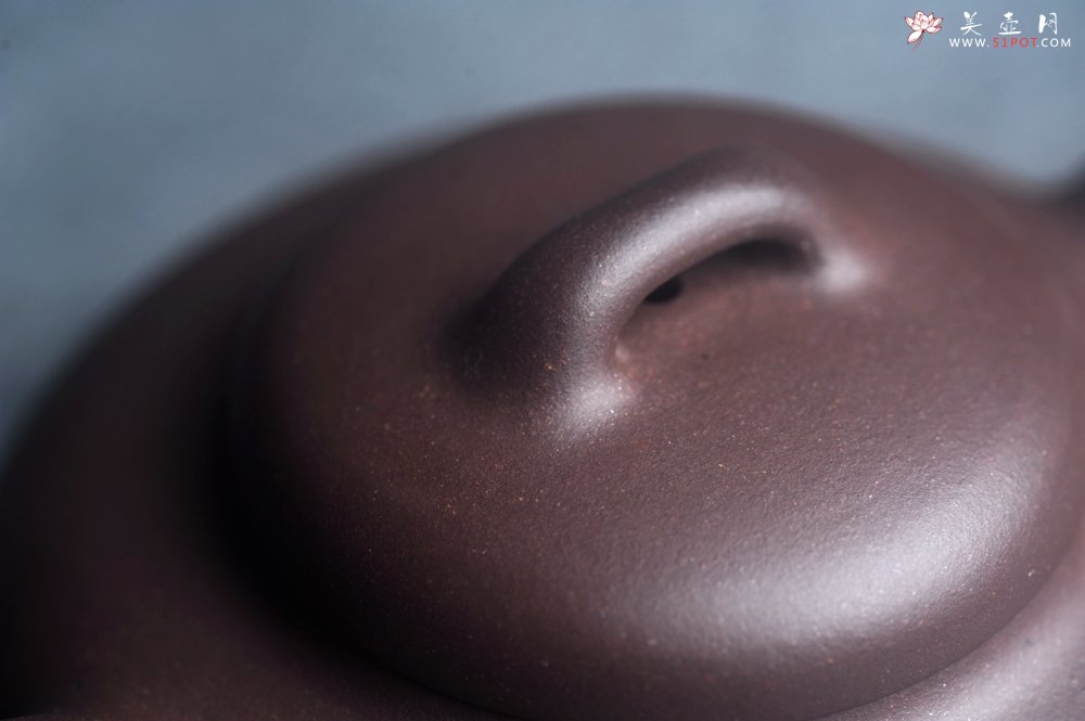 紫砂壶图片：美壶特惠 精致特好青灰泥桥钮合欢壶 茶人醉爱 - 宜兴紫砂壶网