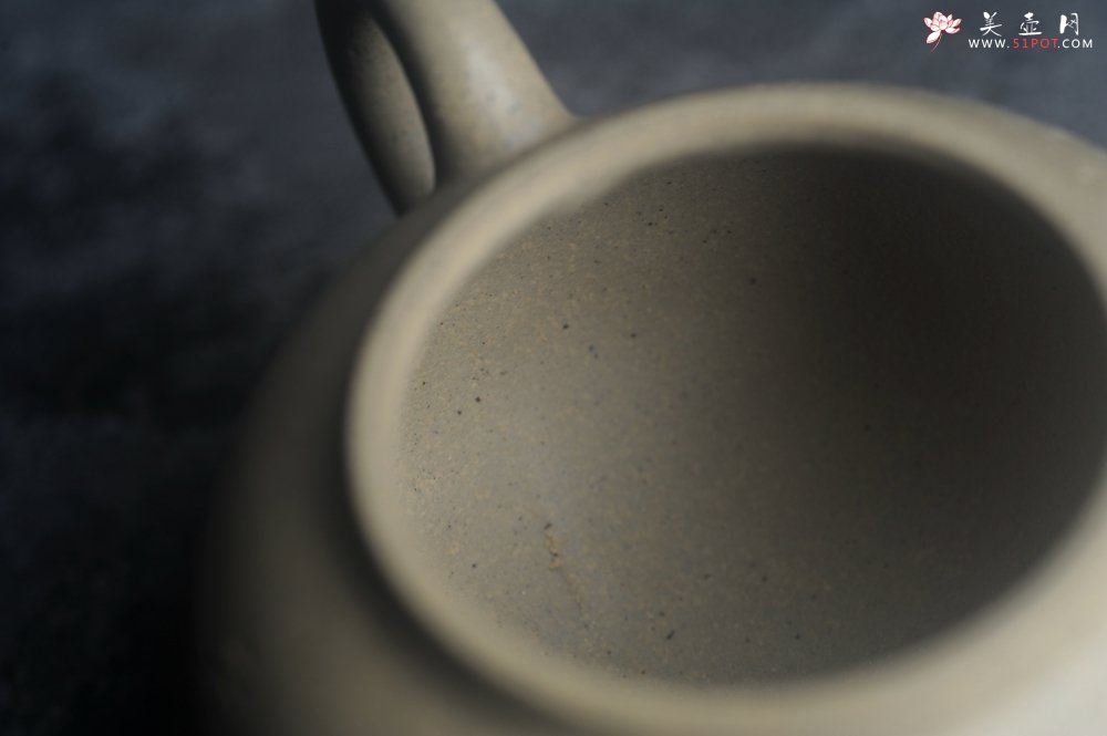 紫砂壶图片：美壶特惠 特好本山绿泥全手工三足水平壶 装饰梅花特文气 - 宜兴紫砂壶网