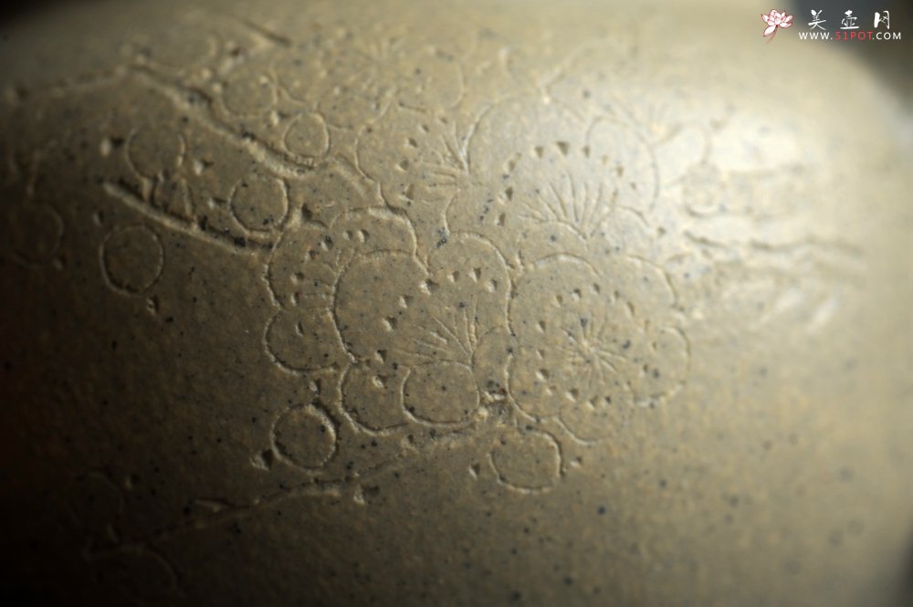 紫砂壶图片：美壶特惠 特好本山绿泥全手工三足水平壶 装饰梅花特文气 - 宜兴紫砂壶网