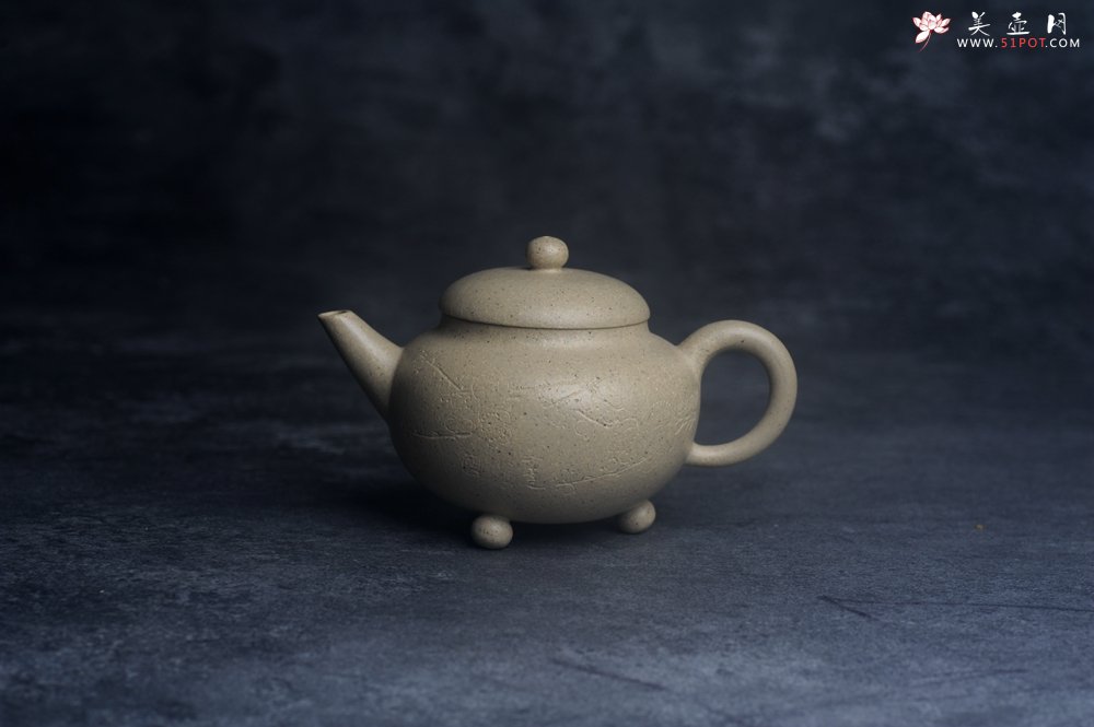 紫砂壶图片：美壶特惠 特好本山绿泥全手工三足水平壶 装饰梅花特文气 - 宜兴紫砂壶网