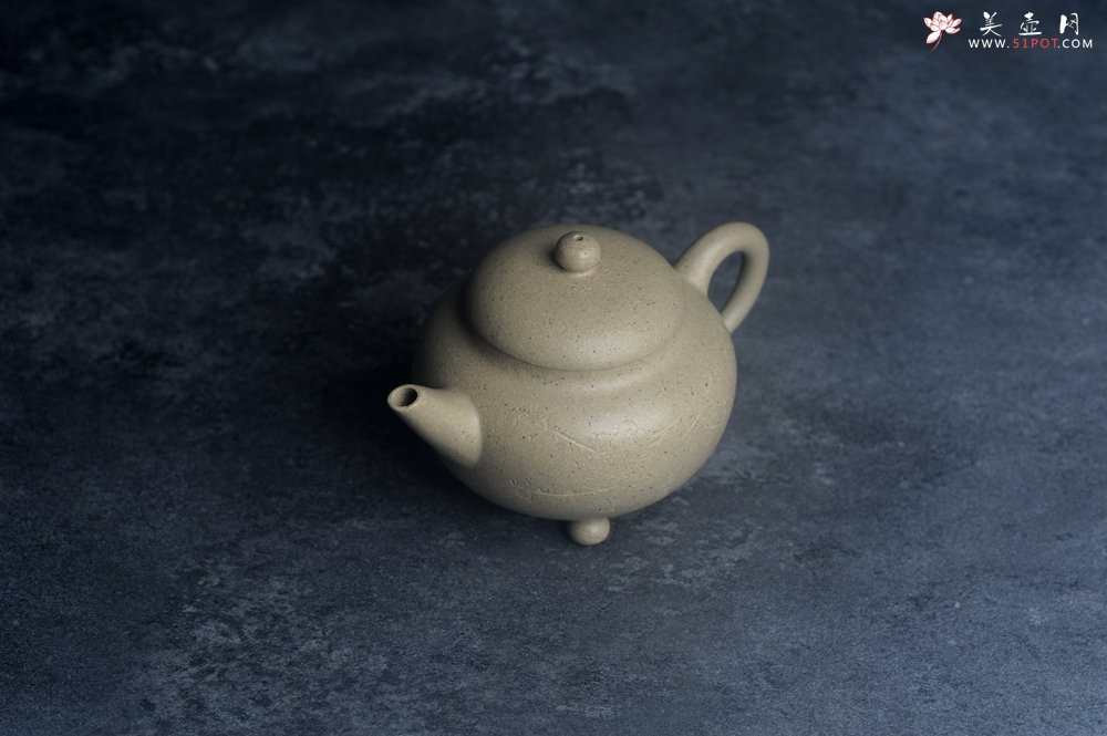 紫砂壶图片：美壶特惠 特好本山绿泥全手工三足水平壶 装饰梅花特文气 - 宜兴紫砂壶网