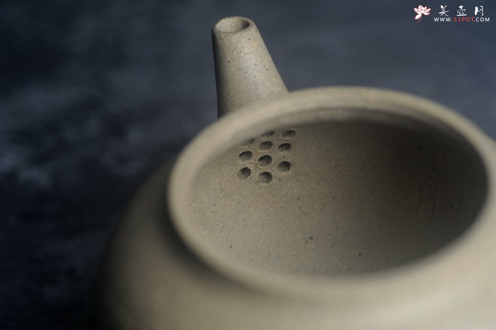 紫砂壶图片：美壶特惠 特好本山绿泥全手工三足水平壶 装饰梅花特文气 - 宜兴紫砂壶网