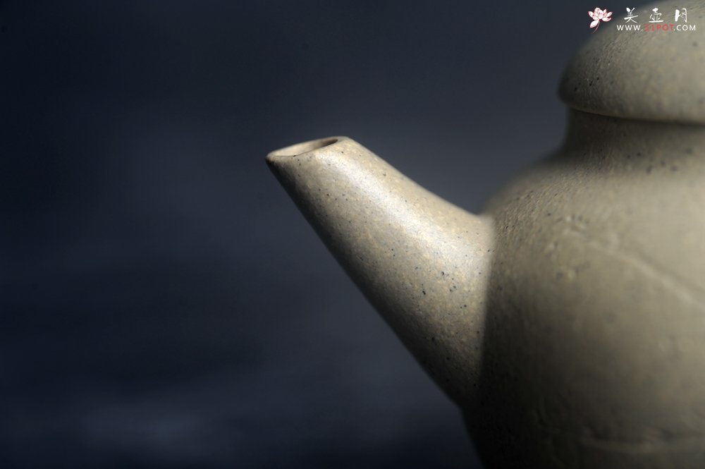 紫砂壶图片：美壶特惠 特好本山绿泥全手工三足水平壶 装饰梅花特文气 - 宜兴紫砂壶网