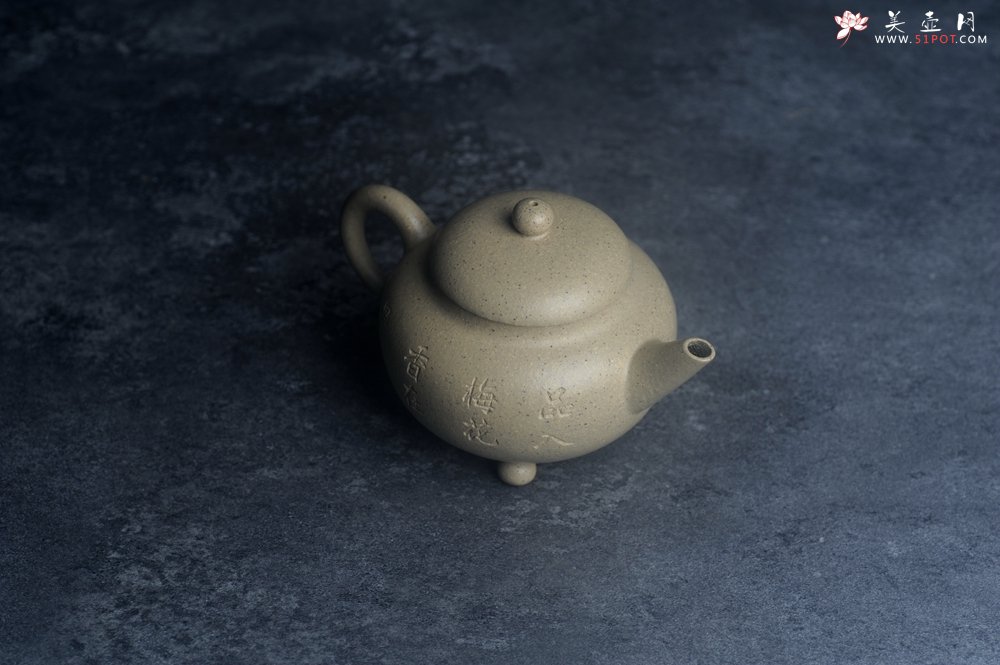 紫砂壶图片：美壶特惠 特好本山绿泥全手工三足水平壶 装饰梅花特文气 - 宜兴紫砂壶网