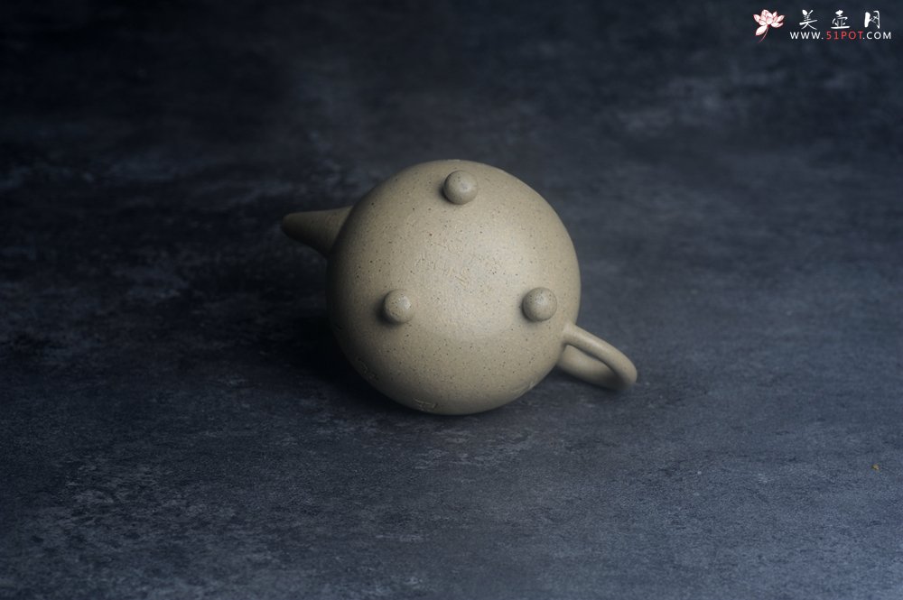 紫砂壶图片：美壶特惠 特好本山绿泥全手工三足水平壶 装饰梅花特文气 - 宜兴紫砂壶网