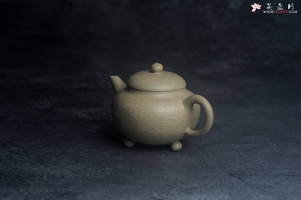 紫砂壶图片：美壶特惠 特好本山绿泥全手工三足水平壶 装饰梅花特文气 - 宜兴紫砂壶网