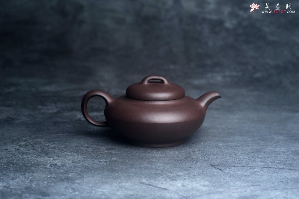 紫砂壶图片：美壶特惠 精致特好青灰泥桥钮合欢壶 茶人醉爱 - 宜兴紫砂壶网