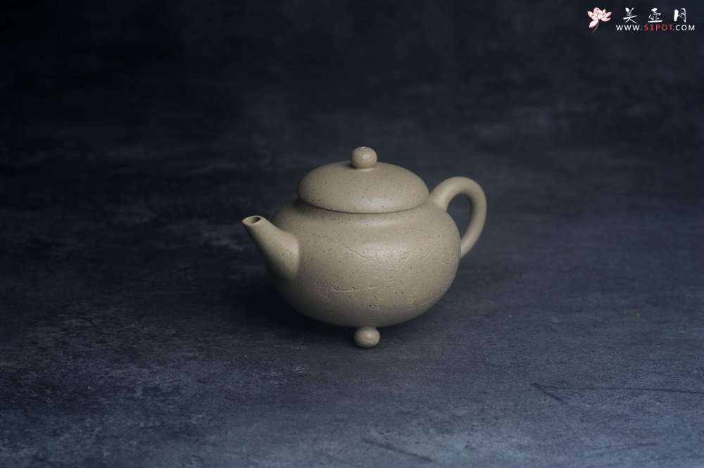 紫砂壶图片：美壶特惠 特好本山绿泥全手工三足水平壶 装饰梅花特文气 - 宜兴紫砂壶网