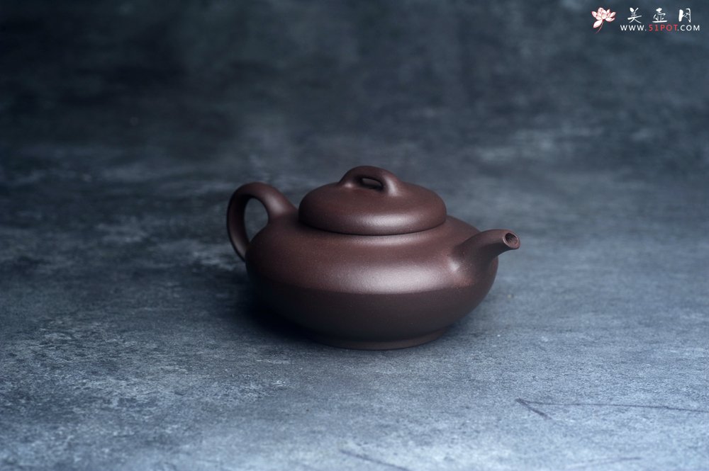 紫砂壶图片：美壶特惠 精致特好青灰泥桥钮合欢壶 茶人醉爱 - 宜兴紫砂壶网