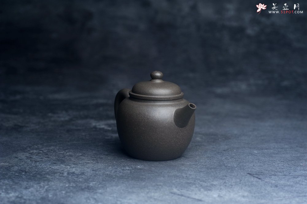 紫砂壶图片：美壶特惠 特好青灰段泥高士紫砂壶 茶人醉爱 - 宜兴紫砂壶网